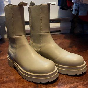 Brand New TopShop chelsea boots in camel